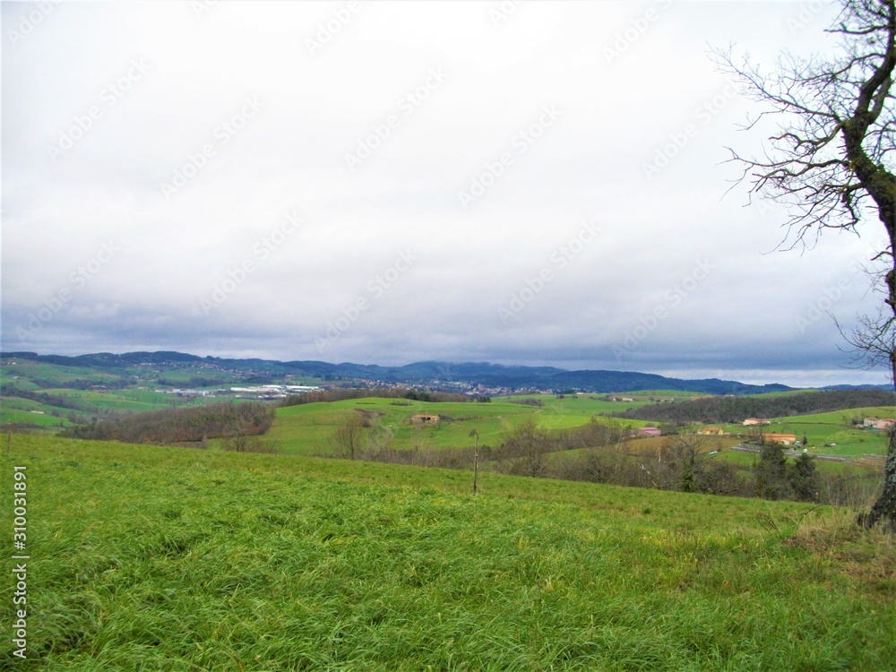 Obraz premium Ciel menaçant sur Saint-Symphorien-sur-Coise