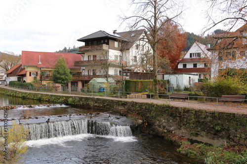 Kleiner Fluss und Historische Gebäude im Zentrum von Oppenau im Schwarzwald photo