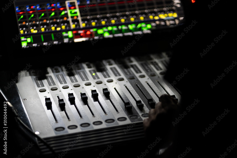 une platine de mixage pendant un concert une platine de mixage pendant un concert