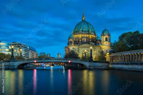 Atardecer en Berlin con su catedral y el rio Spree photo