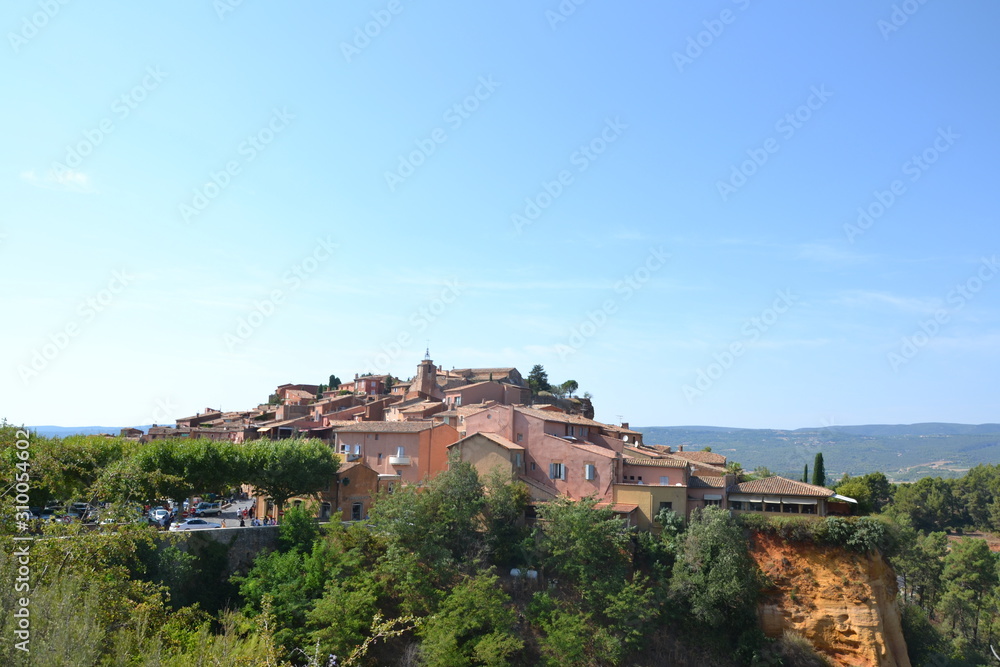 Roussillon, France - 20 Aout 2012 : Village aux ocres naturelles