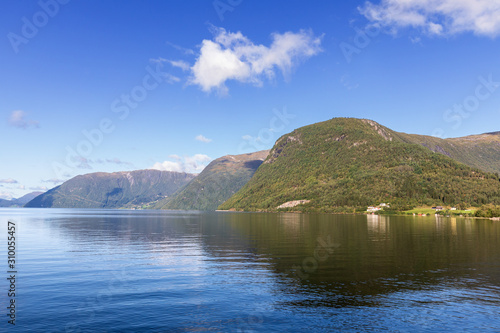 See Hornindalsvatnet in Norwegen. Der Hornindalsvatnet ist mit einer Tiefe von 514 m der tiefste See in Europa.