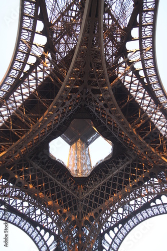 LA TOUR EIFFEL © enzogialo