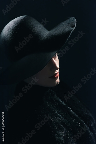 Canvastavla Vintage 1940s woman in black hat. Side view.