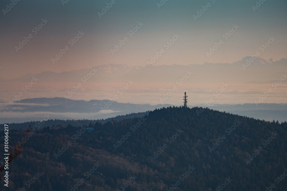 Blick über den Bayerwald bis in die Alpen