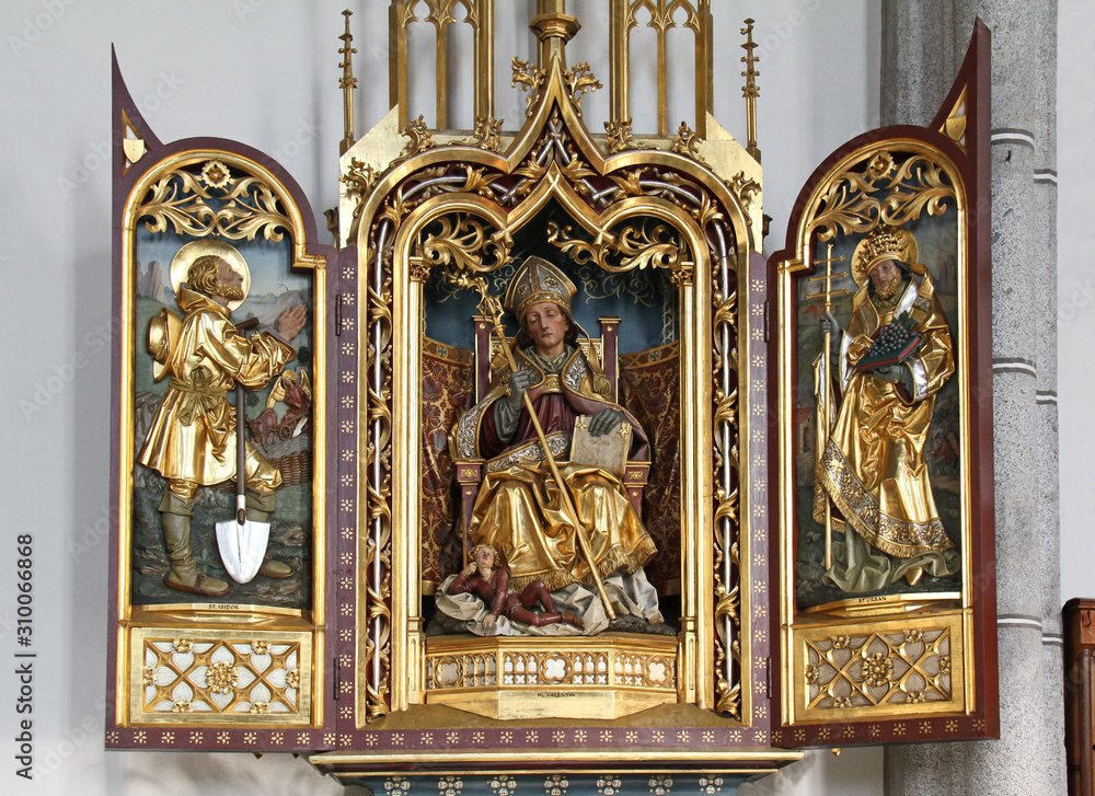 San Valentino tra i Santi Isidoro e Urbano; altare scolpito nella chiesa parrocchiale di Santa Maria Assunta a Velturno (Alto Adige)