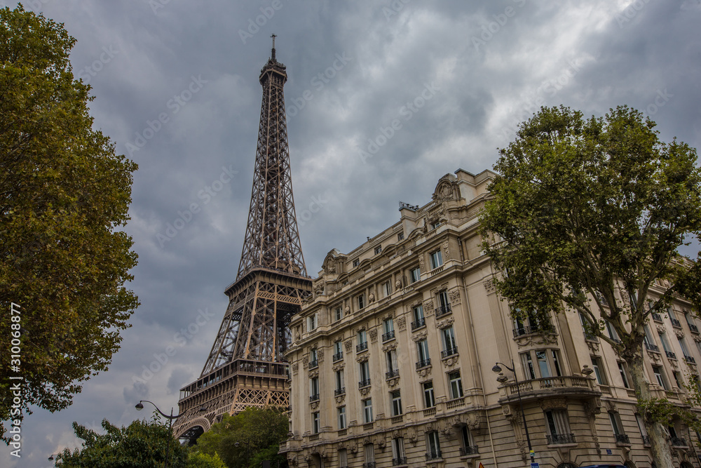 LA TOUR EIFFEL