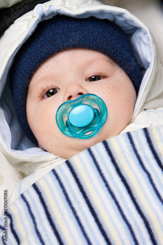 Quadro em tela Hooded baby dummy suck