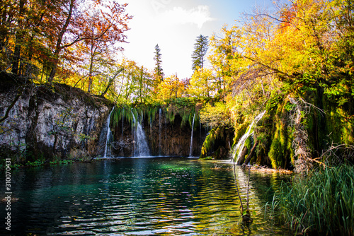 Fototapeta Naklejka Na Ścianę i Meble -  Autumn landscape in Plitvice Jezera Park, Croatia
