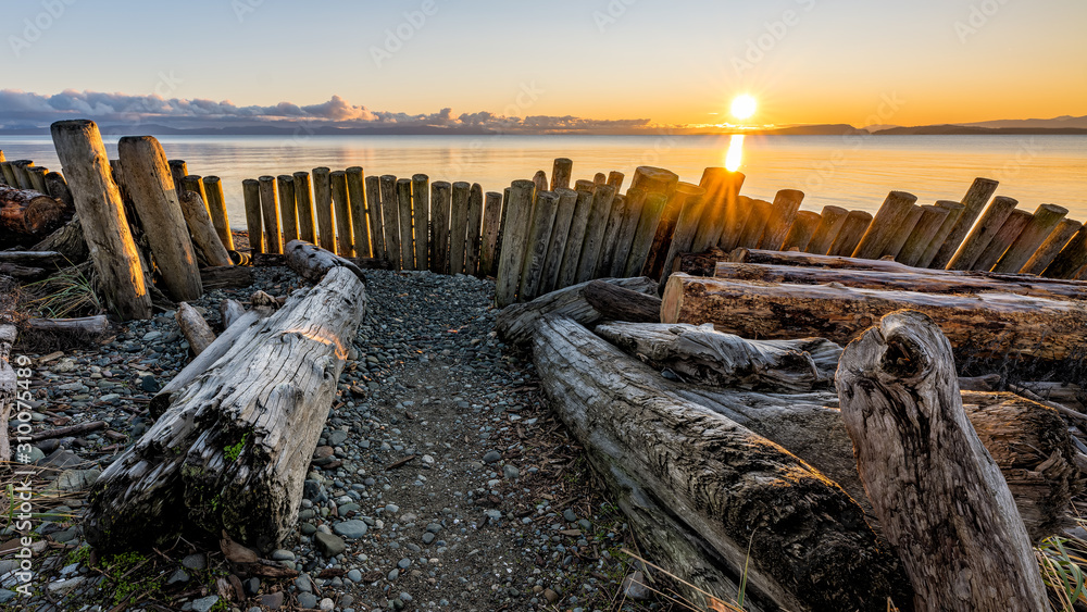 Obraz premium Amazing December sunrise at Goose Spit Regional Park on Vancouver Island in Comox Valley, British Columbia, Canada.
