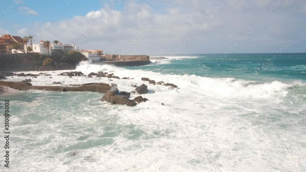 Dezember 16, 2019 Puerto de la Cruz, Tenerife, 6 Meter Wellen treffen die Küste. Unwetterwarnung! Der Atlantik tobt. Wellen brechen im Küstenbereich und schlagen mit großer Kraft gegen die Küstenbauwe Dezember 16, 2019 Puerto de la Cruz, Tenerife, 6 Meter Wellen treffen die Küste. Unwetterwarnung! Der Atlantik tobt. Wellen brechen im Küstenbereich und schlagen mit großer Kraft gegen die Küstenbauwe