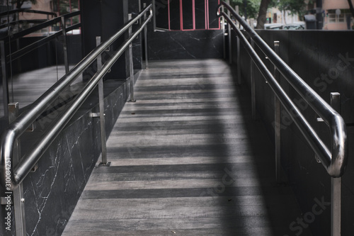 dark gray ramp with metal handles © Amaraz