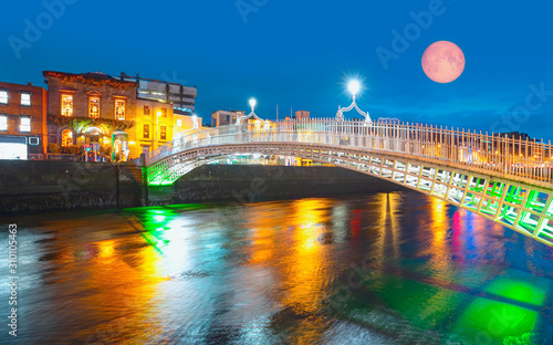 Fototapeta Ha'Penny Bridge at twilight blue hour - Dublin, Ireland.