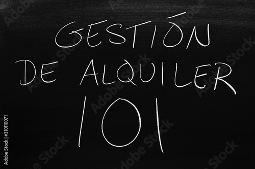 The words Gestión De Alquiler 101 on a blackboard in chalk. Translation: Rental Management 101