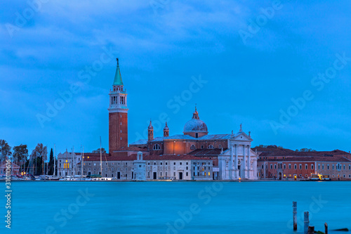 San Giorgio Maggiore in Venedig vom Markusplatz in der Morgendämmerung