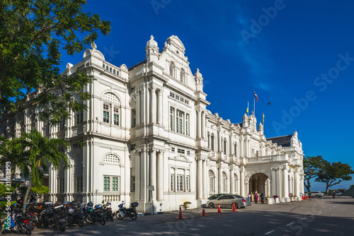 Tableau sur toile facade of city hall in george town, penang, malaysia