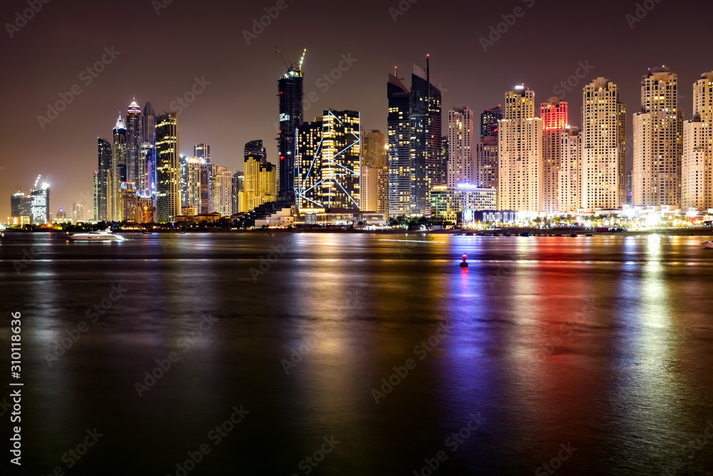 Fototapeta premium Widok na panoramę Dubaju w nocy, Dubaj, Zjednoczone Emiraty Arabskie