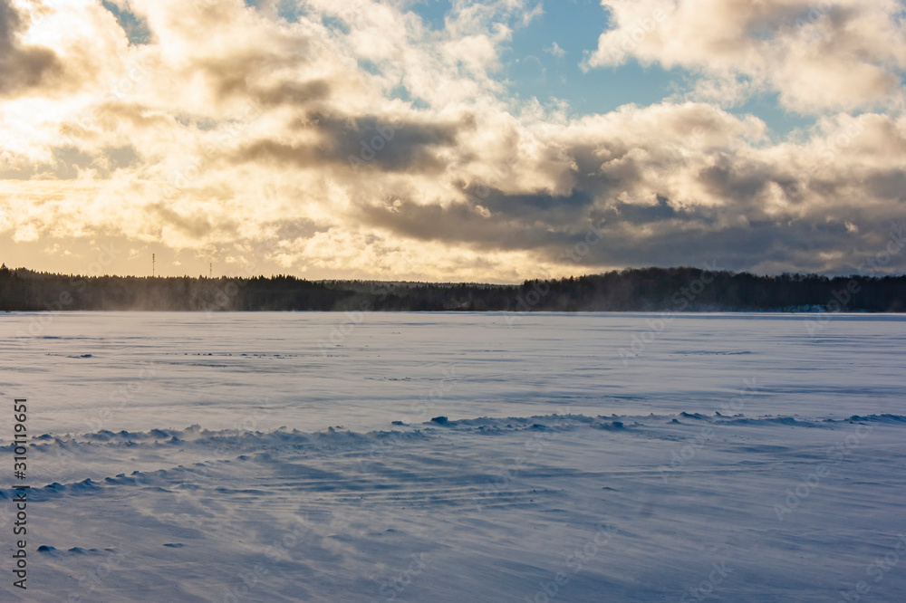 Obraz premium Landscape of a winter lake.