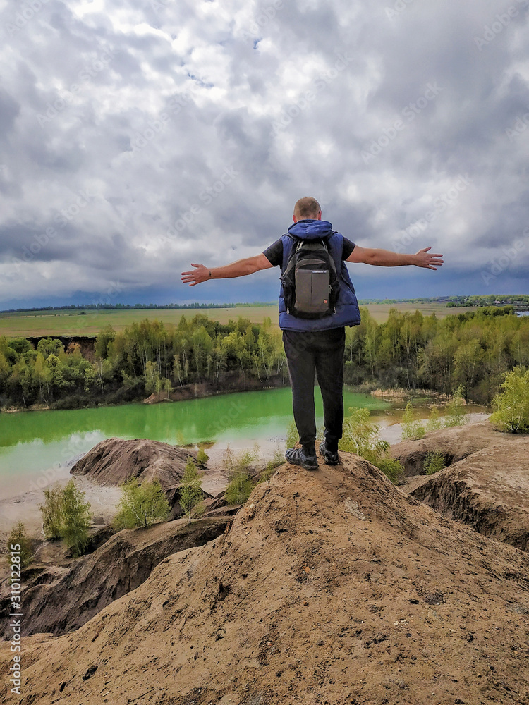 Obraz premium hiker on top of mountain