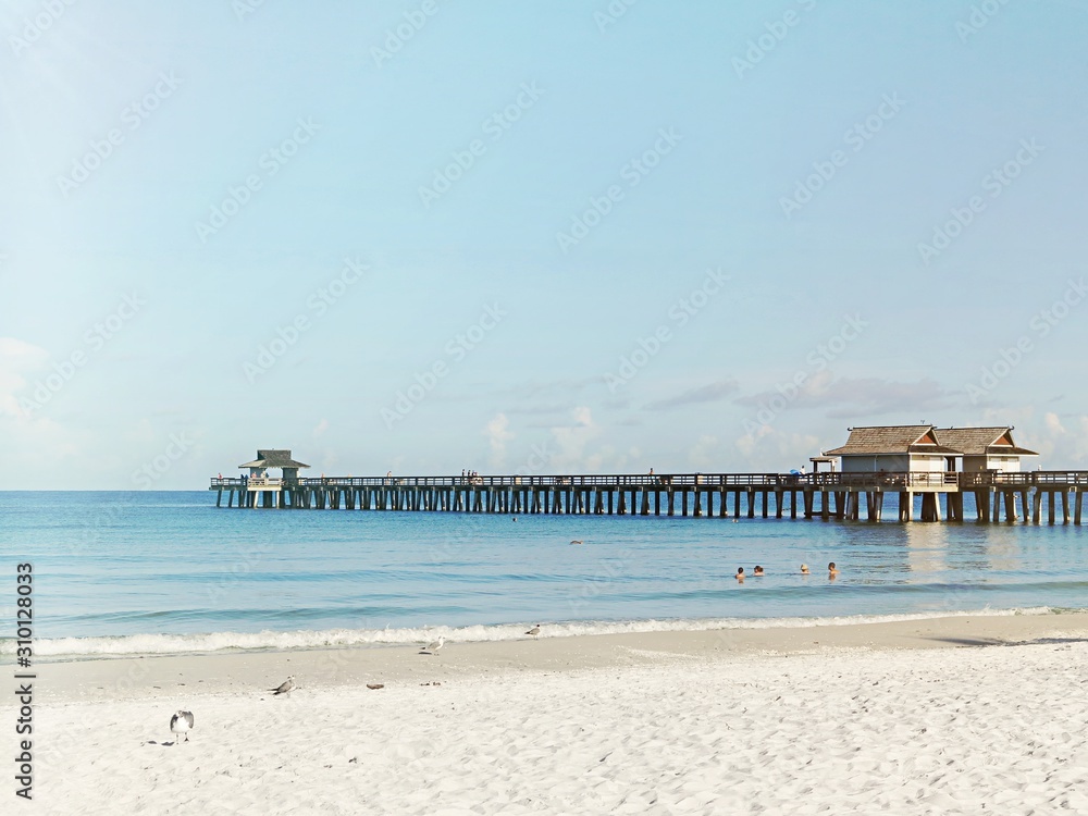 Naklejka premium Plaża i molo w Neapolu na Florydzie