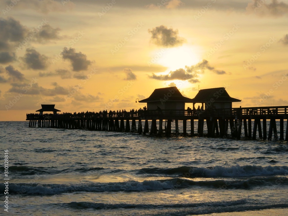 Sonnenuntergang am Strand und Pier von Naples, Florida