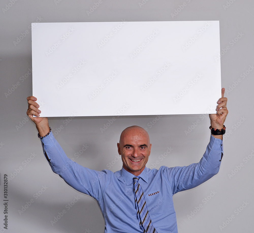 sujetando un panel blanco para la publicidad. sujetando un panel blanco para la publicidad.