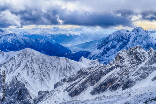 Die Tiroler Alpen im Winter von der Zugspitze aus gesehen
