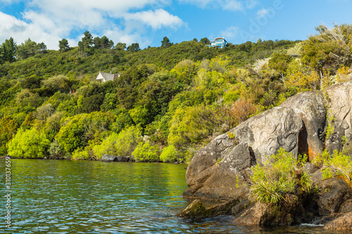 ニュージーランド タウポのタウポ湖のマオリ・ロック・カービング