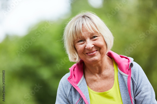 Glückliche Frau als vitale sportliche Rentnerin photo