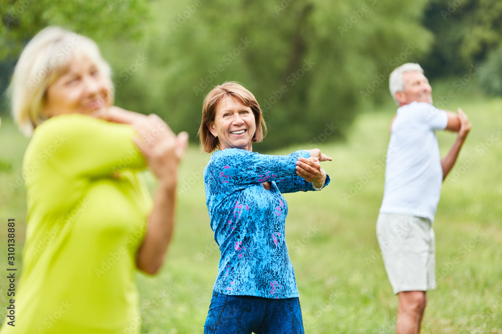Fototapeta premium Senioren in einem Stretching Kurs
