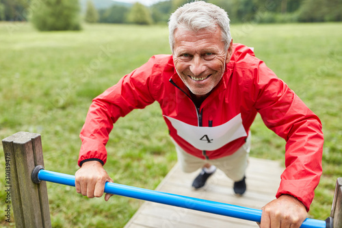 Aktiver Senior Mann auf dem Trimm dich Pfad