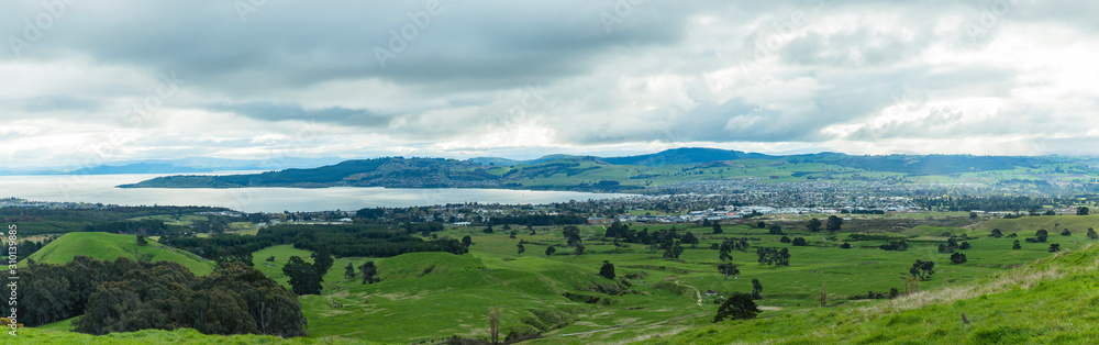 ニュージーランド　タウポのタウハラ山から見える街並みとタウポ湖