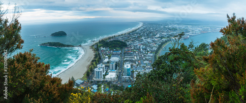 ニュージーランド タウンランガ湾の半島にあるマウント・マウンガヌイのマウアオの丘の山頂から見えるビーチと街並み