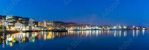 ニュージーランド　ウェリントンのウェリントン港の夜景 © pespiero