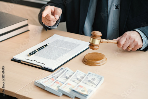 Valokuva Lawyer Auction bid sale judgment mallet with judge