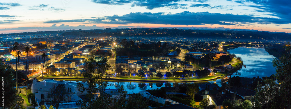 Fototapeta premium ニュージーランド ワンガヌイのデュリーヒルからの夕景とワンガヌイ川