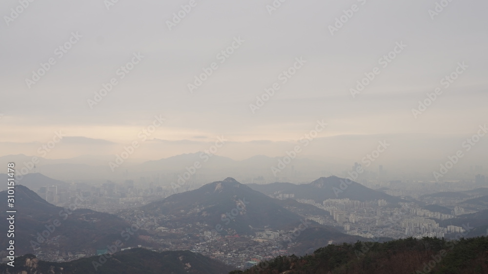 산위에서 보는 안개낀 서울풍경