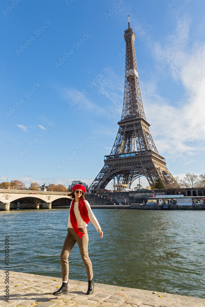 Fototapeta premium Young woman in Paris