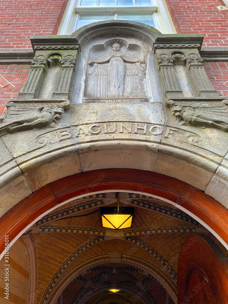Obraz premium Main entrance to the Begijnhof, Amsterdam.