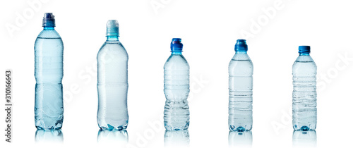 Butelka wody mineralnej pokryta kroplami wody na białym tle z odbiciem photo