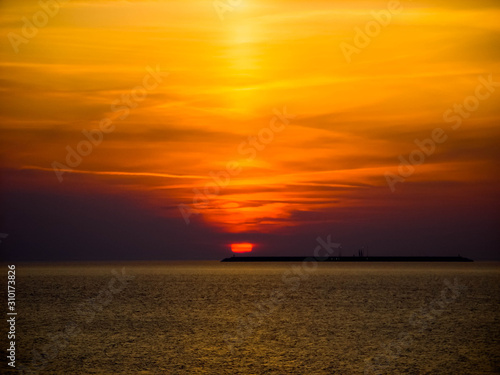 Fototapeta Naklejka Na Ścianę i Meble -  Sunset by the sea