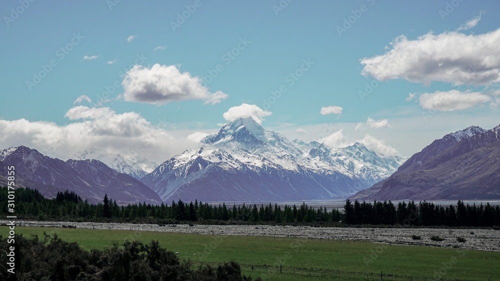 Naklejka premium Glacier Lake View with background of snowy Mount Cook on a sunny day