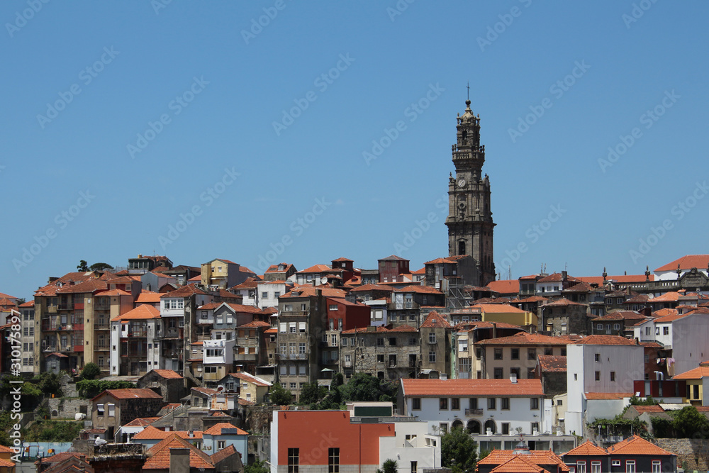 Paisaje urbano de Oporto con la torre del reloj de fondo