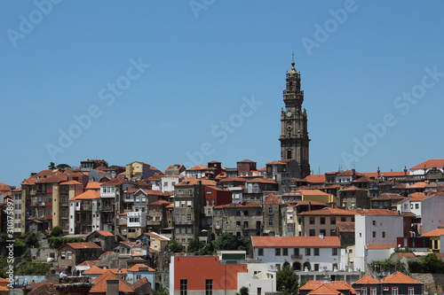 Paisaje urbano de Oporto con la torre del reloj de fondo
