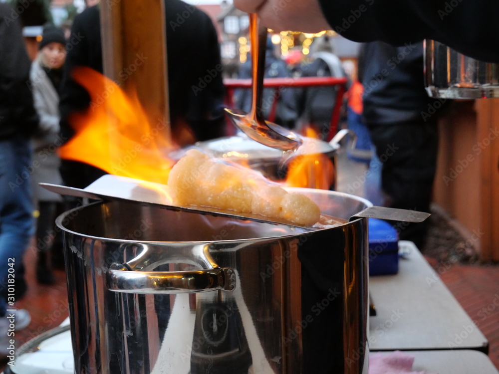 Feuerzangenbowle beim Weihnachtsmarkt Adventszauber in Nienburg mit