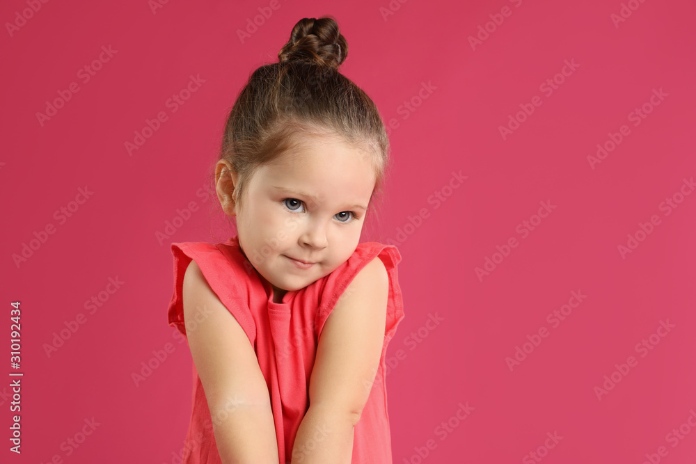 Portrait of cute little girl on pink background - obrazy, fototapety, plakaty 