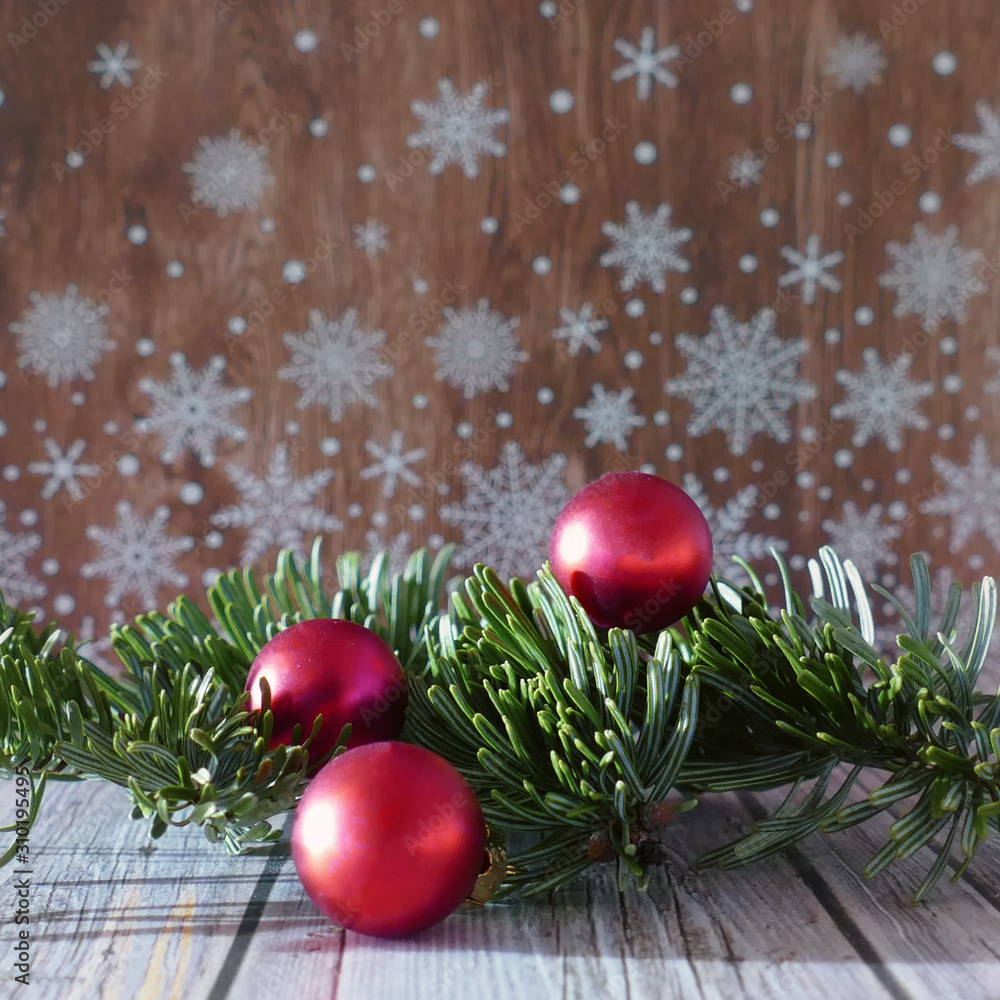 Tannenzweige und rote Christbaumkugeln Tannenzweige und rote Christbaumkugeln