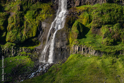 Island  Wasserfall in der Abendsonne