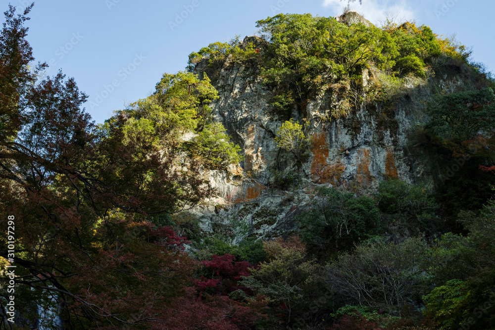 箕面大滝周辺の風景・岩肌
