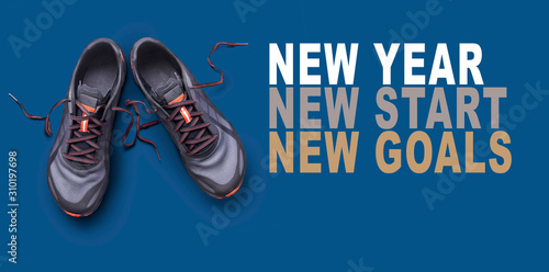 Obraz na płótnie A New Year's Resolution sports, fitness message encouraging a healthy start to the new year on a blue background with space for a checklist and text. w salonie